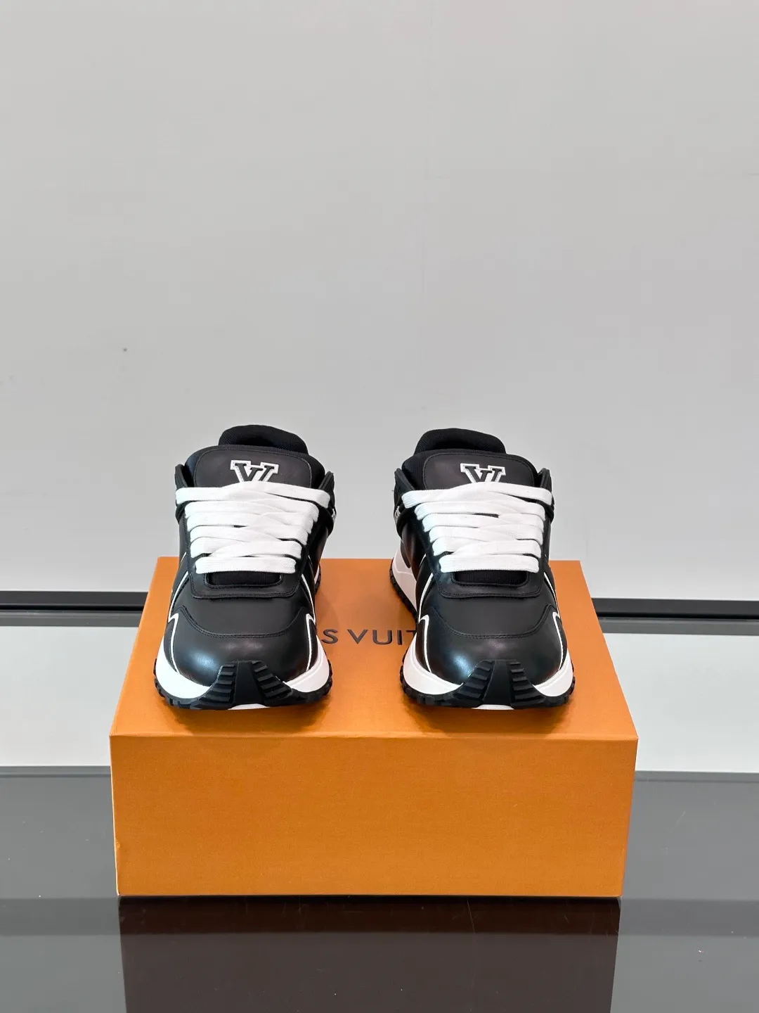 Men's Men's Shoes 💰p480 "＊OUIS ＊UITTO＊" sneakers debuted in the 2025 early autumn series, continuing the iconic design of Run Away sneakers in a large version. The smooth calfskin upper features contrasting LV lettering and Vuitton logos, while a lightweight rubber wedge outsole evokes running shoe construction. High level of comfort. Looks good, wears well and matches well. Worth buying🎶🎶🎶 size: 38-44 (45 customized)
